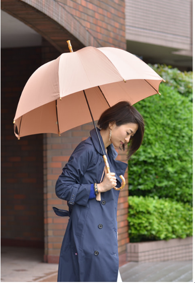 ワカオの雨傘、フェミニンなイメージのセピアも人気