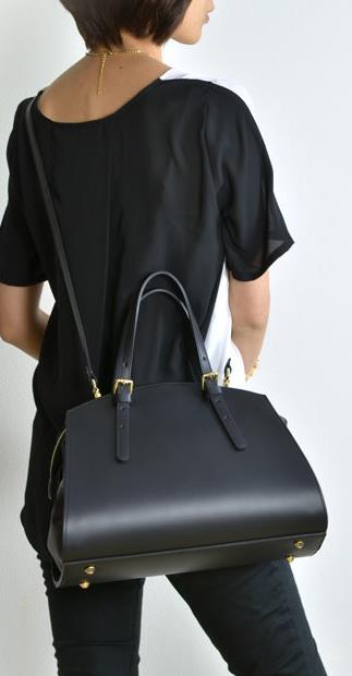 カジュアルにもフォーマルにも使えるバッグ　イタリア製 本革2wayバッグ