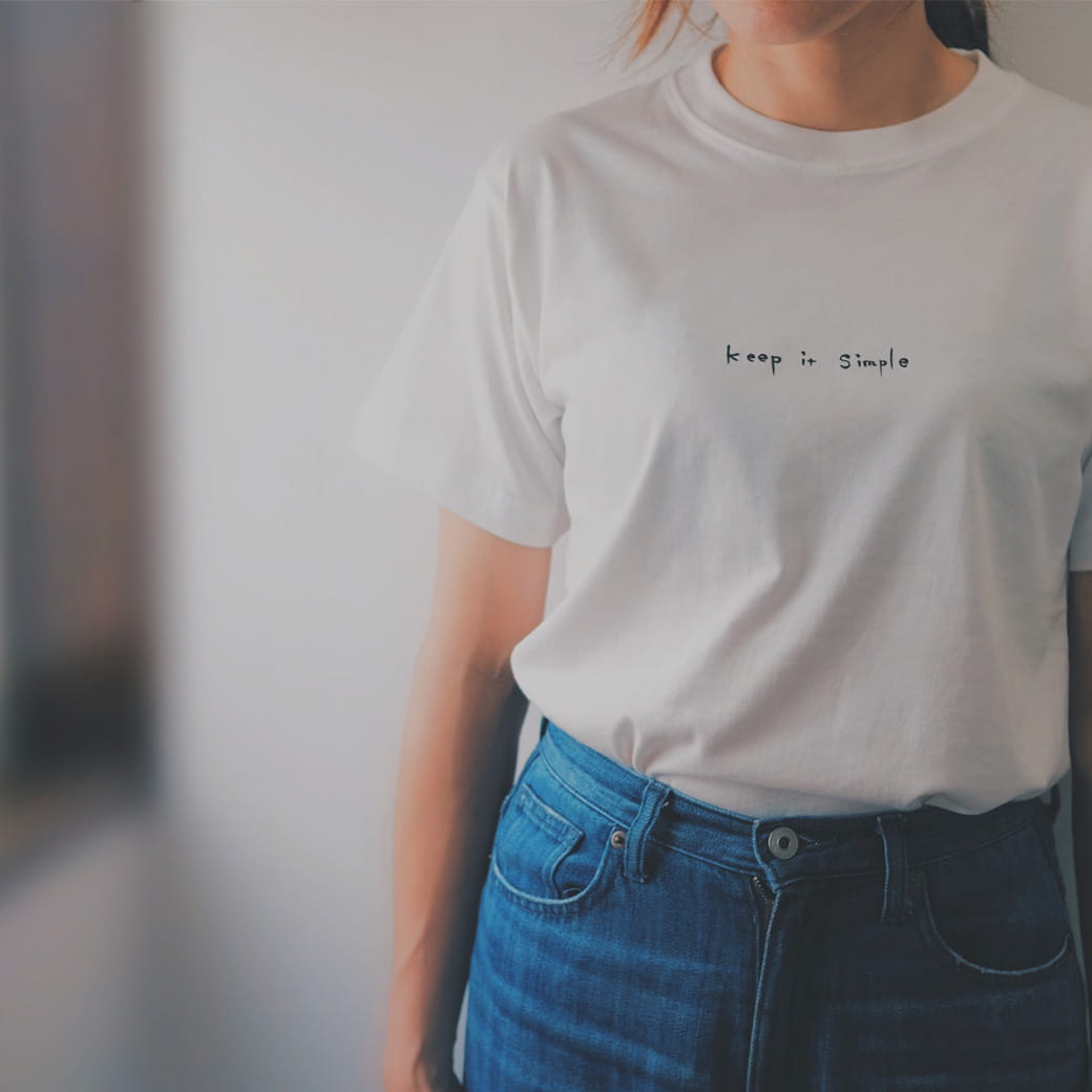 白Tシャツにデニムの女性 シンプルコーディネート