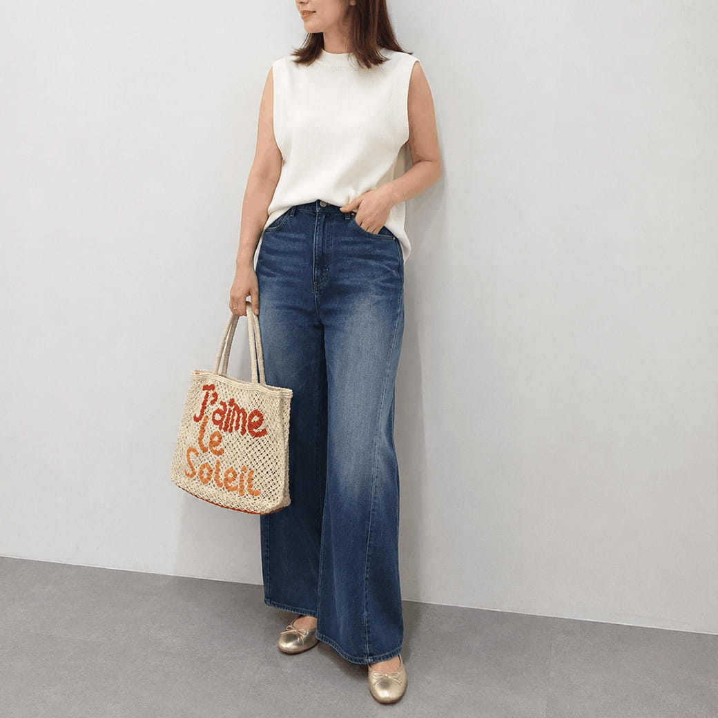 白のノースリーブにデニムの女性 スペルタのゴールドのメタリックバレエシューズとかごバッグの大人のシンプル夏コーディネート