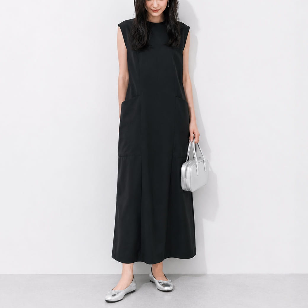 黒いロングワンピースの女性 スペルタのシルバーのメタリックバレエシューズとシルバーのミニバッグの大人のシンプル夏コーディネート