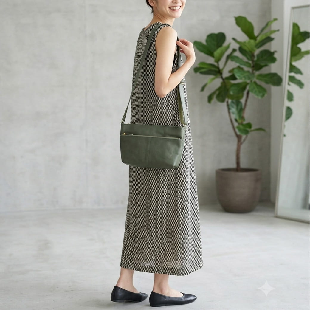 ノースリーブのブロックチェックワンピースに黒のフラットシューズ 本革日本製ショルダーバッグの大人女性向けコーディネート