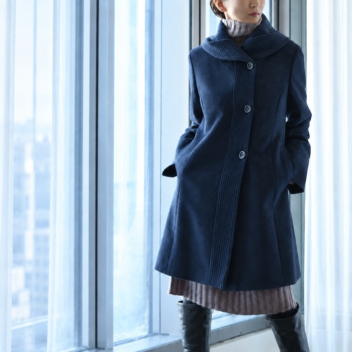 軽くて暖かいレディースコートを着用した50代女性の冬コーデ