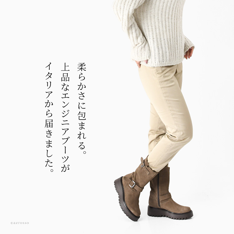 履きやすさと美しさを兼ね備えたイタリア製エンジニアブーツを着用する女性モデル。厚底でも歩きやすいCORSO ROMA 9(コルソローマ)の本革ミドルブーツ。