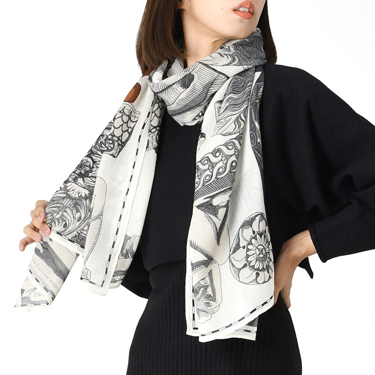 フランスブランド INOUI EDITIONS(イヌイエディションズ)とルーブル美術館の特別なコラボレーションストール。古代ギリシャやローマの彫刻モチーフの美しいウールストール。190cm×80cmの大判サイズ。ウール ストール 大判 ルーブル美術館コラボ 薄手 暖かい おしゃれ レディース 190×80 INOUI EDITIONS イヌイエディションズ ブランド