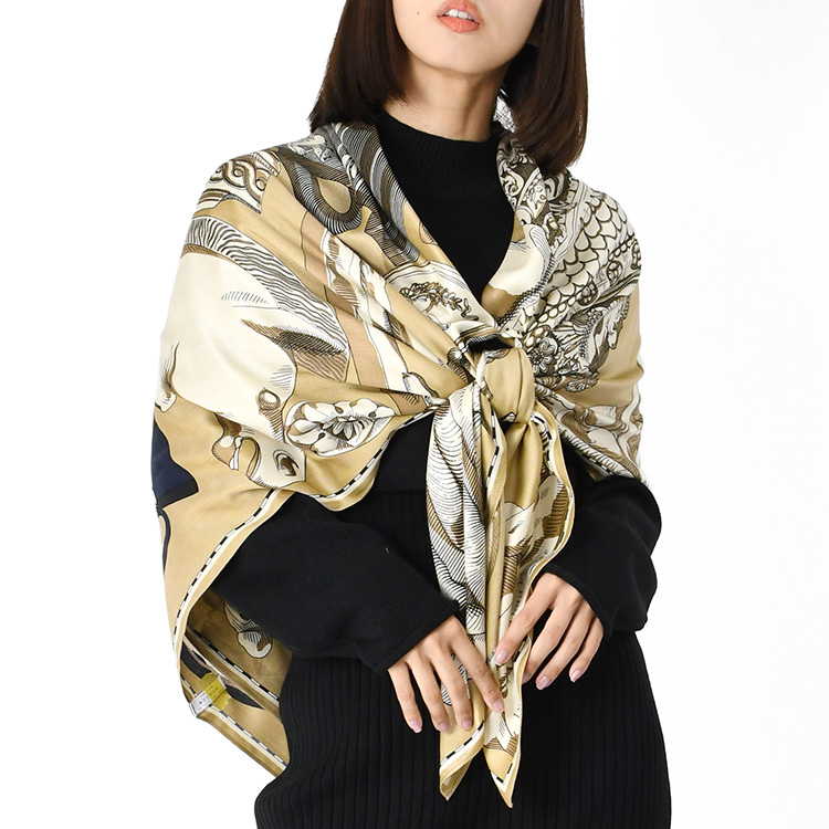 フランスブランド INOUI EDITIONS(イヌイエディションズ)とルーブル美術館の特別なコラボレーションストール。古代ギリシャやローマの彫刻モチーフの美しいシルクモダールストール。130cm正方形大判サイズ。大判 ストール シルク混 ルーブル美術館コラボ 高級 スカーフ おしゃれ レディース 正方形 130×130 INOUI EDITIONS イヌイエディションズ ブランド