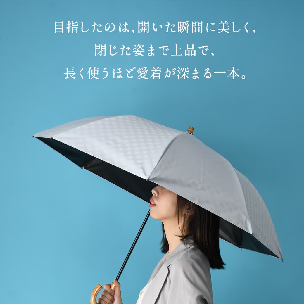 白銀を差す女性