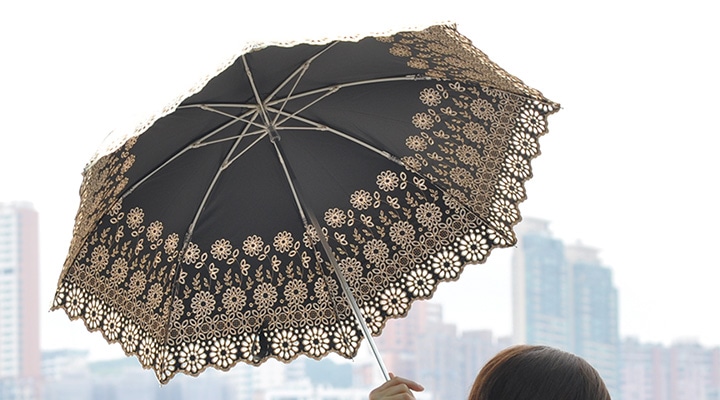 レース刺繍の日傘の写真