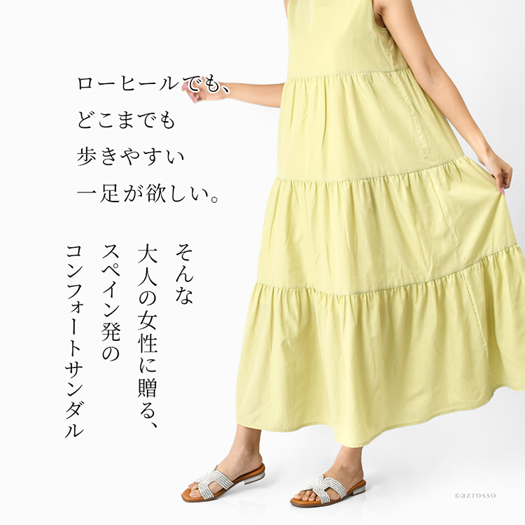 革が柔らかいから歩きやすく、クッション性の高い低反発フラットソールで疲れにくい「オーマイサンダルズ」のラインストーンサンダル