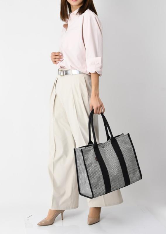 サシッコのトートバッグを持っている女性モデル
