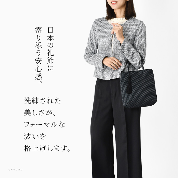 結婚式や葬儀、入学式や卒業式など大切なフォーマルシーンで。美しいサテン地のメッシュバッグは日本のマナーに寄り添う安心感があります。Takaya(高屋)アルカンからサブバッグとしても使えるタッセル付きハンドバッグ。
