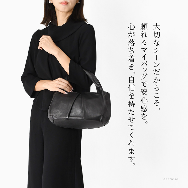 入学式や卒業式、お受験、結婚式など大切なセレモニーシーンで。美しく柔らかなレザーと、クシュっとしたフォルムが他にない存在感と安心感があります。Takaya(高屋)アルカンこだわりのタックデザインが美しい本革のフォーマルバッグ。