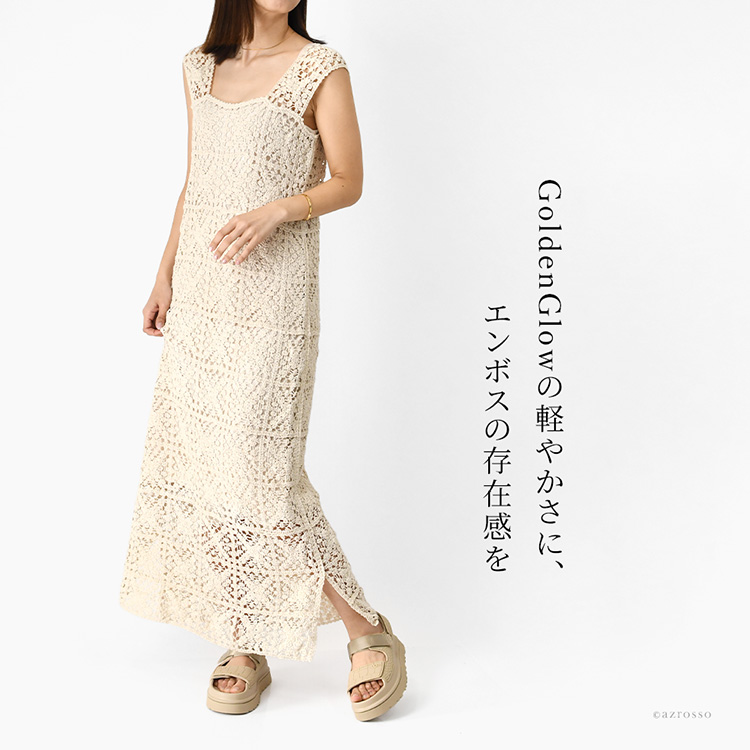 約4cmの厚底でスタイルアップを叶えながら、軽やかで歩きやすいUGG（アグ）のスポーツサンダル「ゴールデングロウ エンボス」を履いて歩く大人の女性の着用イメージ