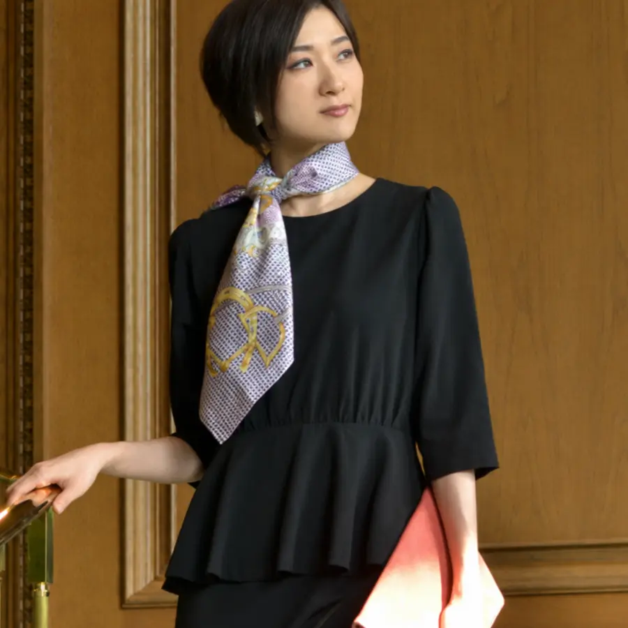 黒のセットアップにラベンダーの花柄と千鳥柄スカーフを固結びで合わせたコーデ