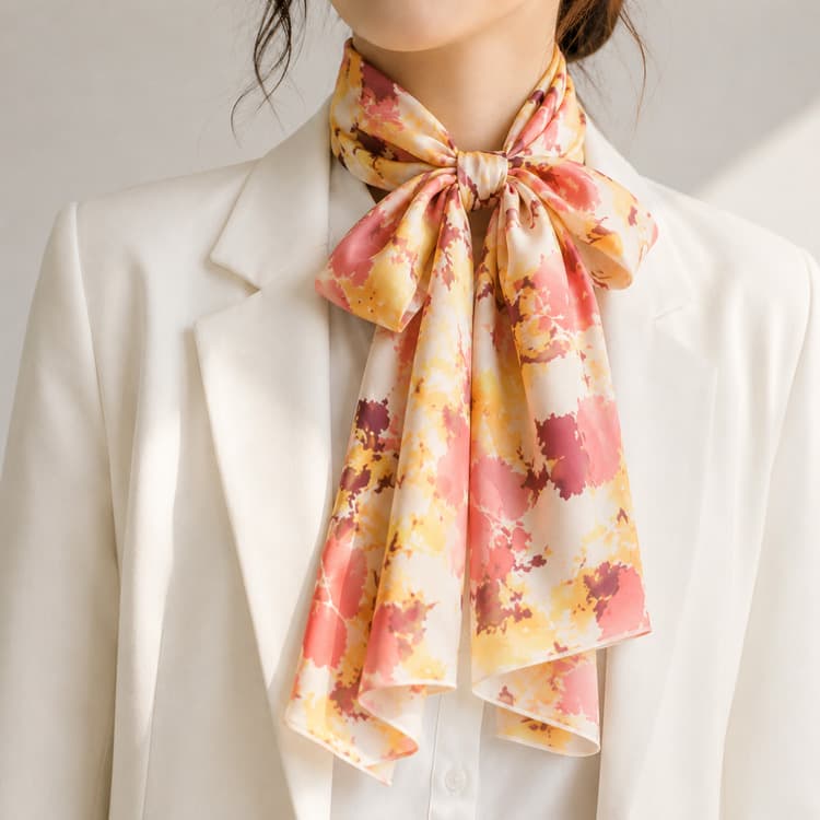 長方形の花柄シルクスカーフをジャケットにリボン結びした着用イメージ