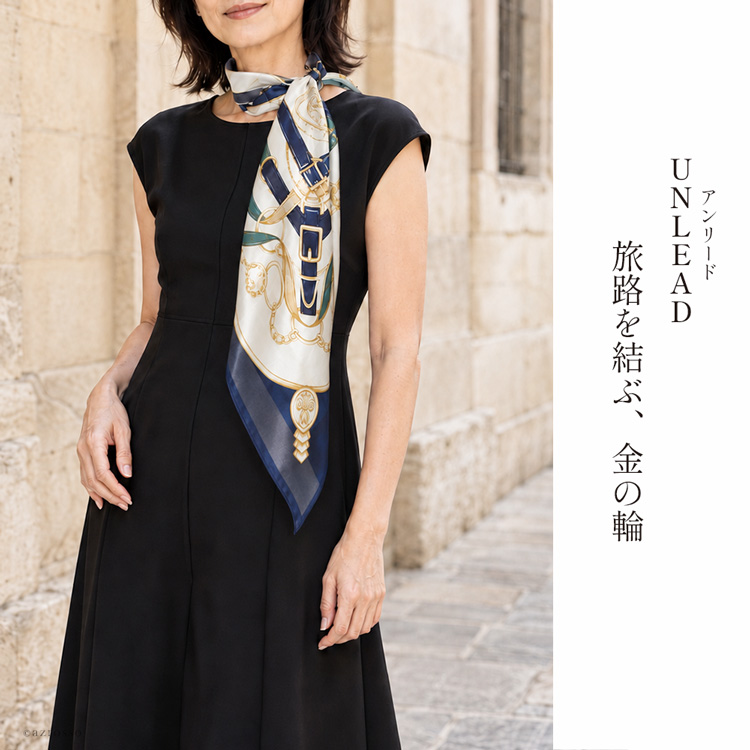 ゴールデンネイビーの幾何学馬具柄を巻いた女性