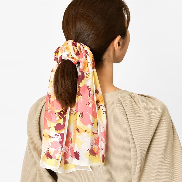 細長いスカーフをポニーテールに結んだヘアアレンジ