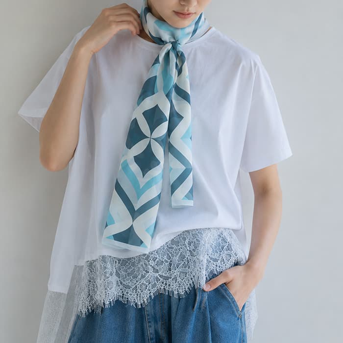 細長いスカーフをTシャツの首元にひと結びしたアレンジ