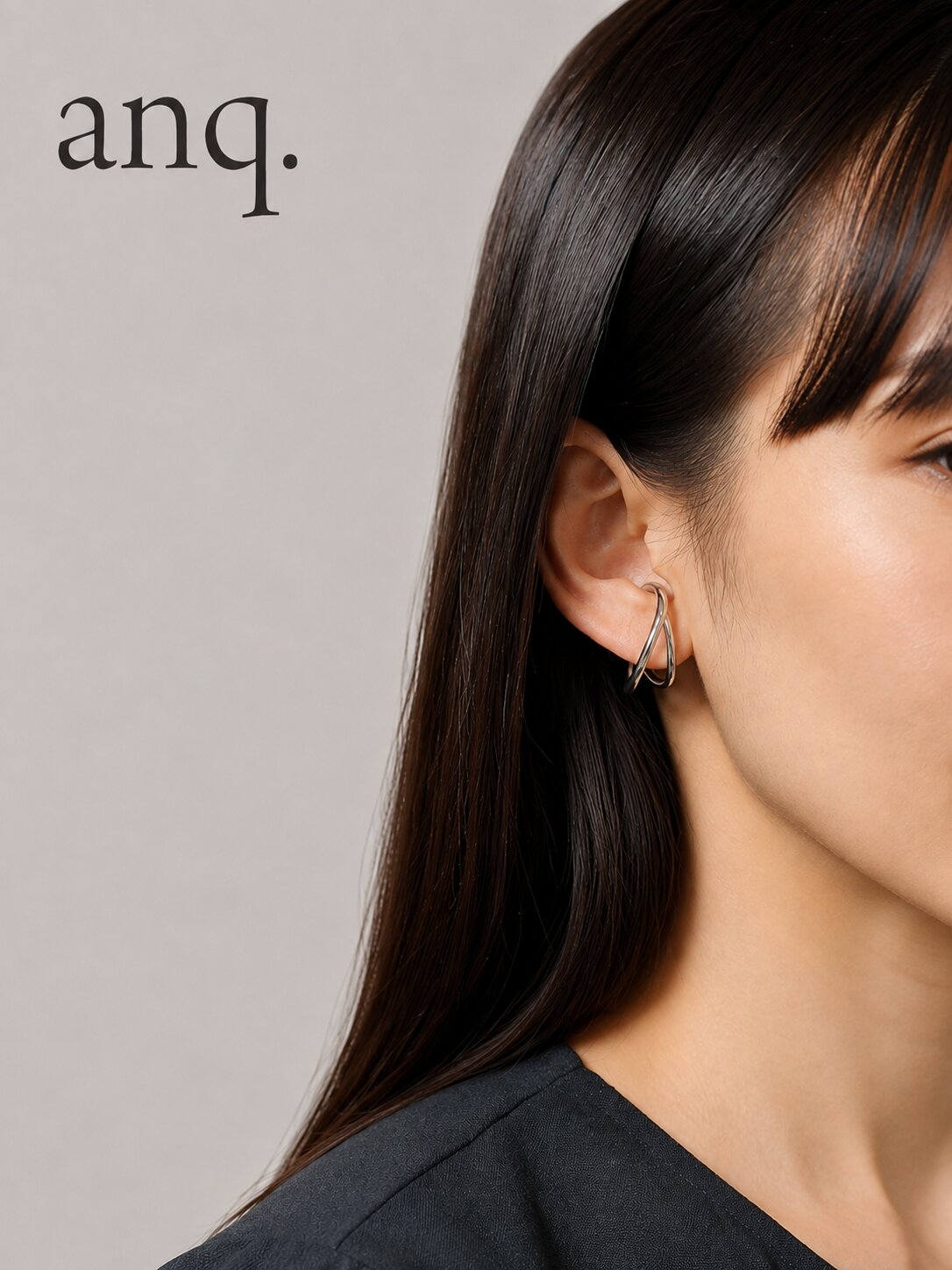 anq.のイヤーカフを着用した大人の女性のメインビジュアル画像枠