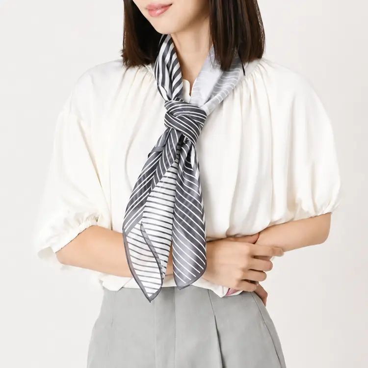 仕事用ジャケットに日本製ループスカーフを合わせた女性