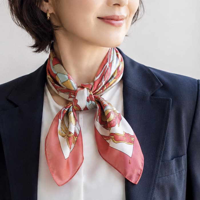 首元を上品に見せるスカーフの巻き方