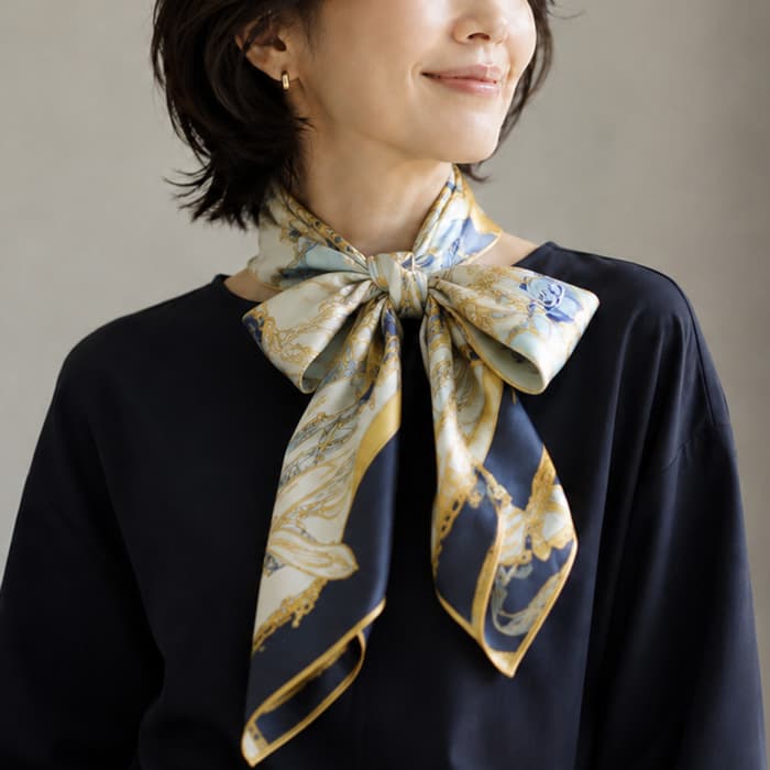 シンプルな服に華やかさを足すスカーフアレンジ