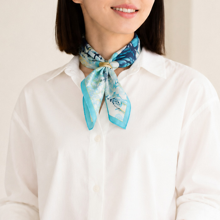 首元にミニスカーフを巻いた女性のコーディネート