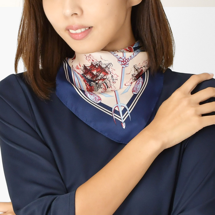 日差しや冷房対策として首に巻いた小さめスカーフ