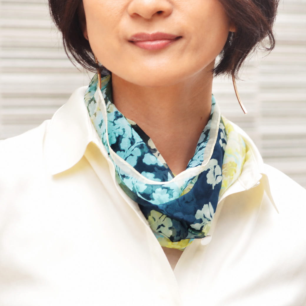 日本製シルクのリングスカーフを着用した女性