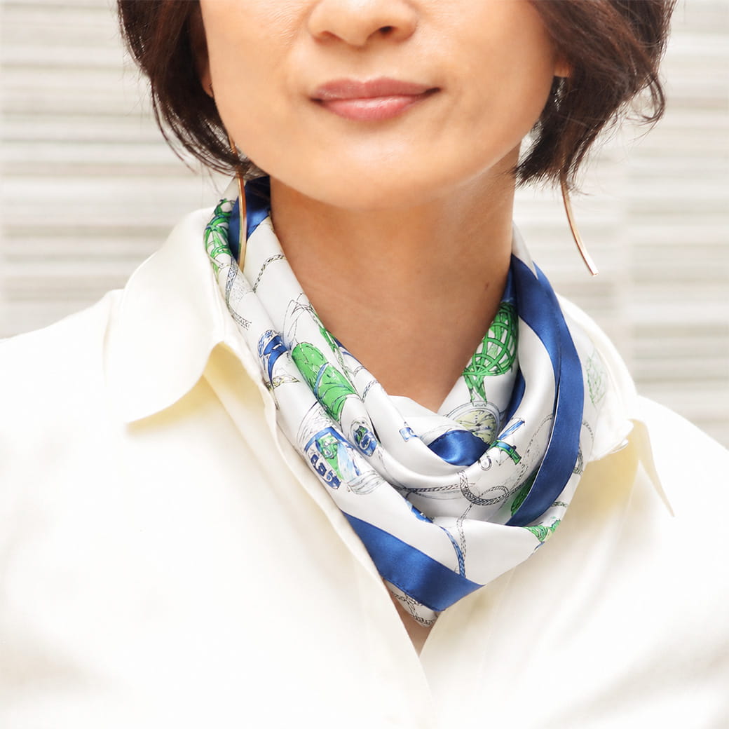 日本製シルクのループスカーフを着用した女性