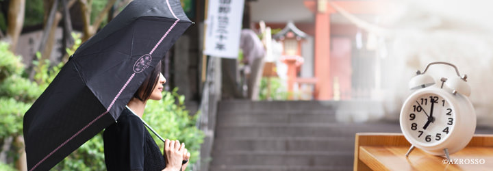 女性が日傘をさしている写真