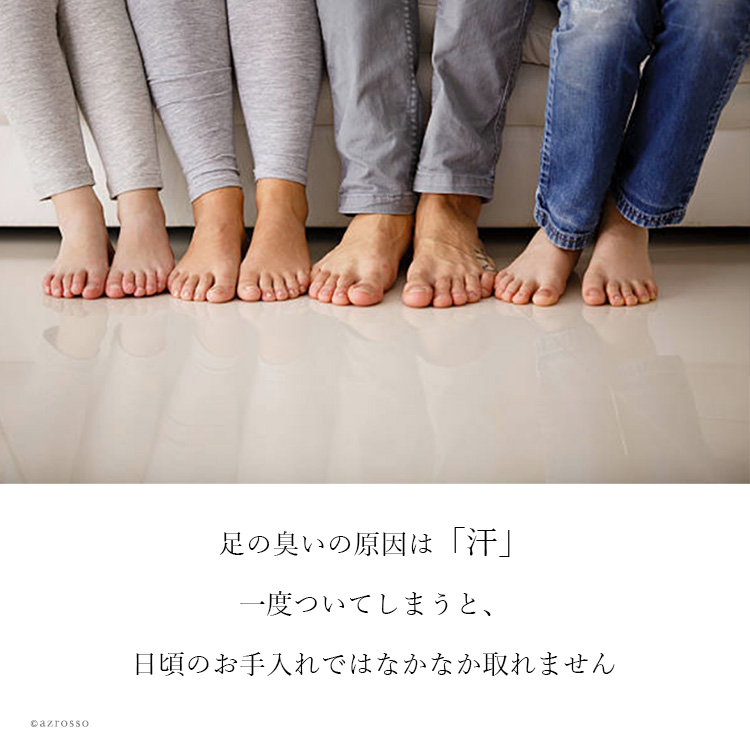 靴の臭いをかいでいる写真