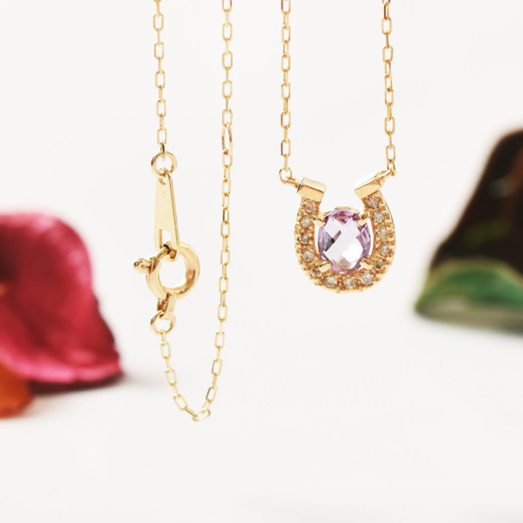古希祝いにおすすめの上品で華やかなアクセサリー