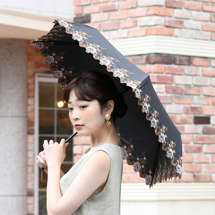 母の日プレゼントおすすめ日傘：ブラックコーティング＋カットワーク刺繍の日傘（折りたたみ）