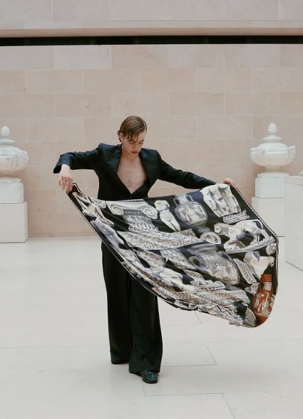 フランスブランド INOUI EDITIONS(イヌイエディションズ)とルーブル美術館の特別なコラボレーションストール。古代ギリシャやローマの彫刻モチーフの美しいシルクモダールストール。130cm正方形大判サイズ。大判 ストール シルク混 ルーブル美術館コラボ 高級 スカーフ おしゃれ レディース 正方形 130×130 INOUI EDITIONS イヌイエディションズ ブランド