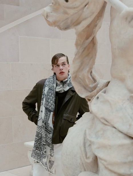 フランスブランド INOUI EDITIONS(イヌイエディションズ)とルーブル美術館の特別なコラボレーションストール。古代ギリシャやローマの彫刻モチーフの美しいウールストール。190cm×80cmの大判サイズ。ウール ストール 大判 ルーブル美術館コラボ 薄手 暖かい おしゃれ レディース 190×80 INOUI EDITIONS イヌイエディションズ ブランド