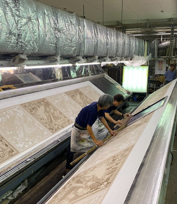 税込11,000円以上ご購入のお客様を対象に「少しだけ訳アリ」または「余剰生産分」の日本製・手捺染シルクスカーフをプレゼントいたします。思いがけない出会いを、どうぞお楽しみください。
