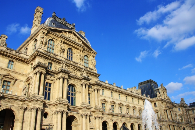 フランスブランド INOUI EDITIONS(イヌイエディションズ)とルーブル美術館の特別なコラボレーションストール。