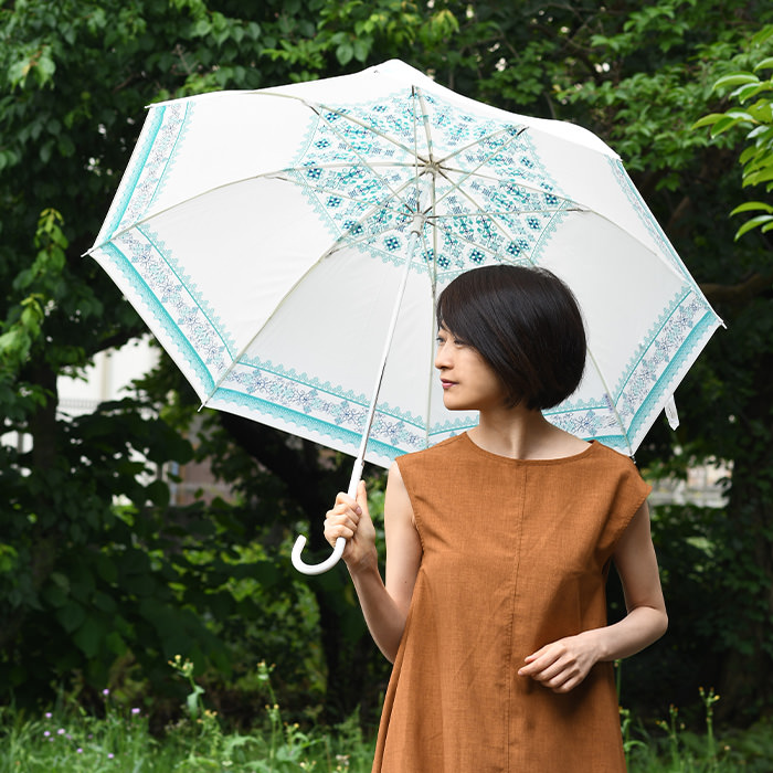 白日傘を差している女性モデル