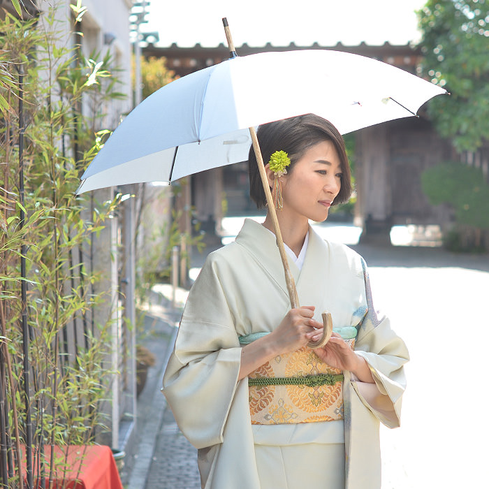 白い日傘をさしている和服の女性