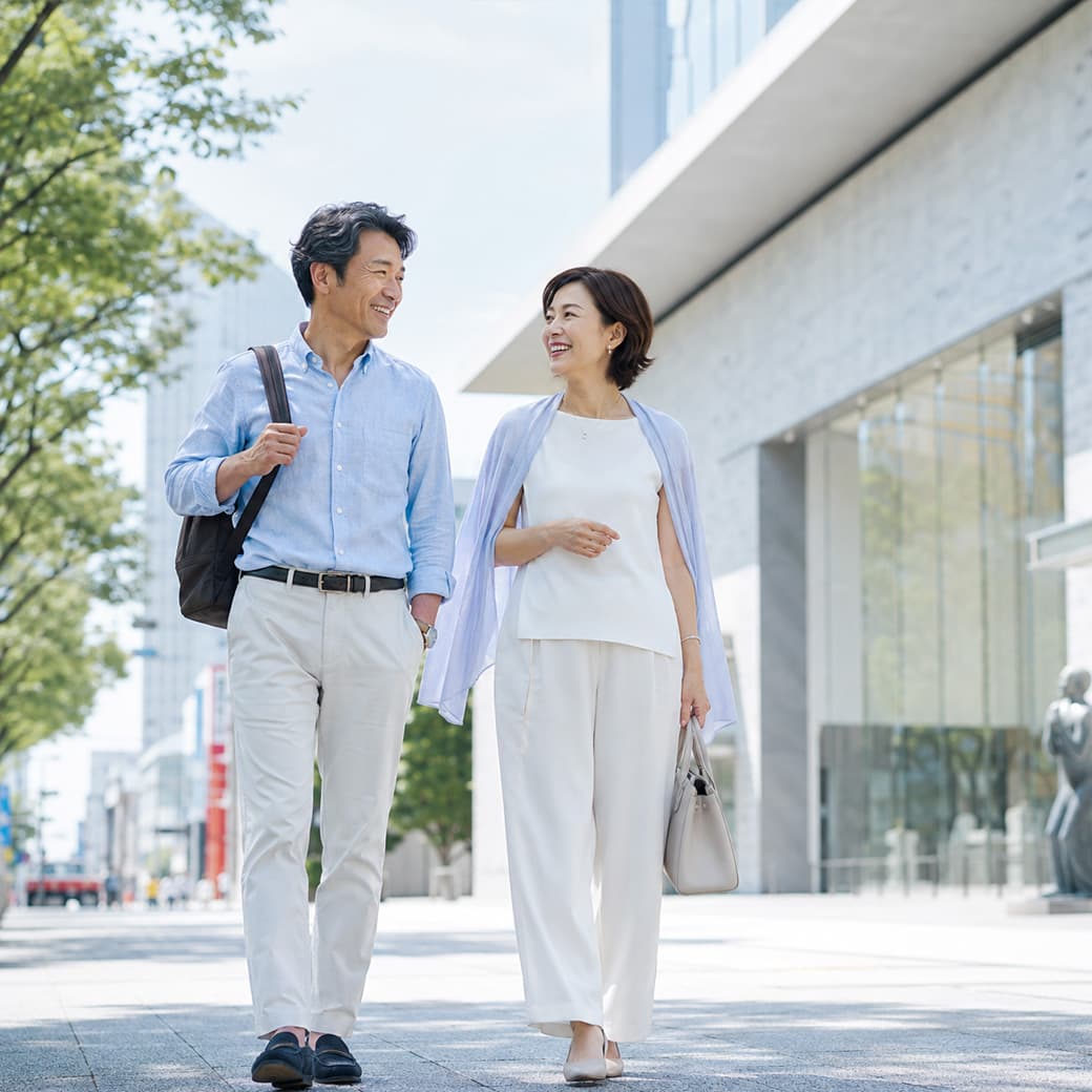夫婦旅行で街歩きと美術館を楽しむ女性のイメージ