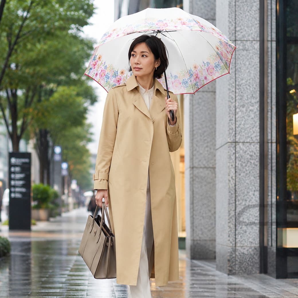 雨の日の通勤に上品に使えるレディース撥水コートと晴雨兼用傘