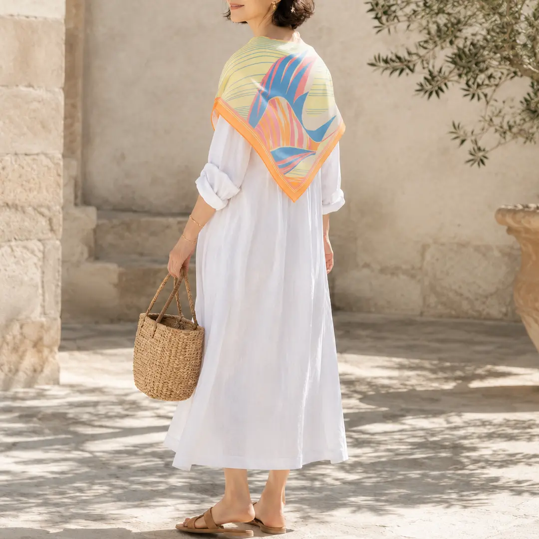 アポロオレンジのエンゼルフィッシュスカーフを夏服に合わせた例